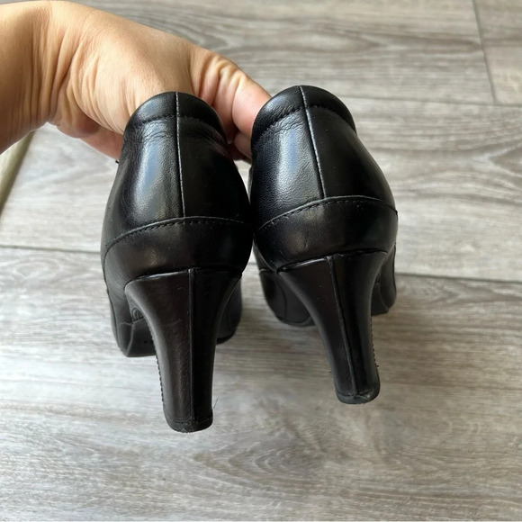 Clarks Artisan Smooth Buttery Leather  Zip Up Clogs Booties in Black - Picture 7 of 13